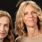 Isabelle Huppert et Sandrine Kiberlain réinterprètent le costume au théâtre contemporain.