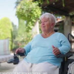 Mimie Mathy évoque sa résilience face à son déplacement en fauteuil roulant.