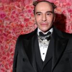 John Galliano annule son exposition au Metropolitan Museum, provoquant des réactions dans le milieu artistique.