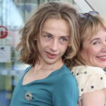 Billy, fils de Julie Depardieu et Philippe Katerine, fait sensation en robe fuchsia et talons.