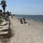 Plage des Marettes à Vitrolles : un espace calme et équipé adapté aux familles.