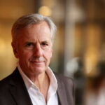 Bernard de la Villardière évoque la difficulté de sa récidive de cancer avec le soutien de ses fils.