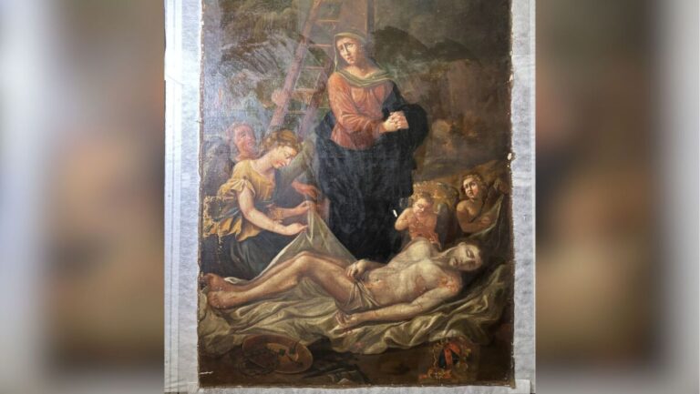 Un blason révélé sous un repeint du tableau « La Déploration du Christ » à Lapalud.