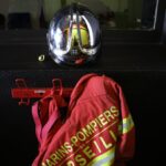Un homme jette des tuiles depuis un toit à Marseille, plusieurs pompiers blessés.