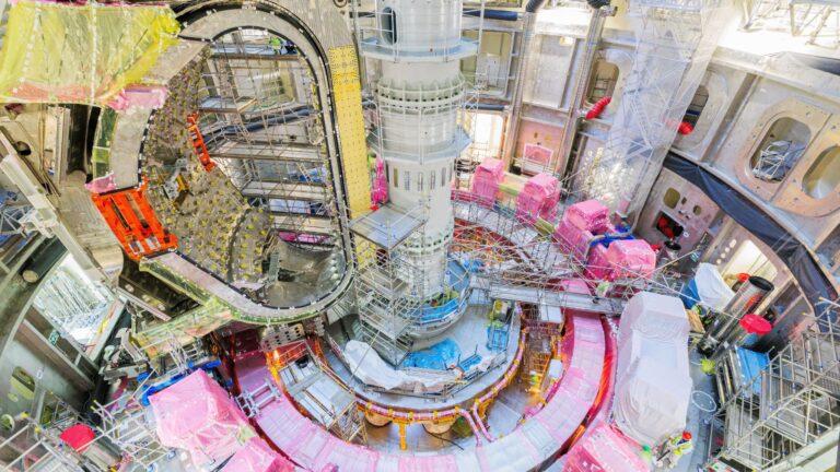 Fusion nucléaire : Sam Altman et Jeff Bezos investissent massivement sans centrale fonctionnelle.