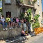 Des vacanciers de Saint-Malo et Turin attendent la Vuelta à Valensole.