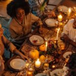 Les sujets de conversation recommandés pour animer un dîner entre amis.