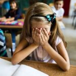 Phrases à dire aux enfants timides pour faciliter leur rentrée scolaire en France.