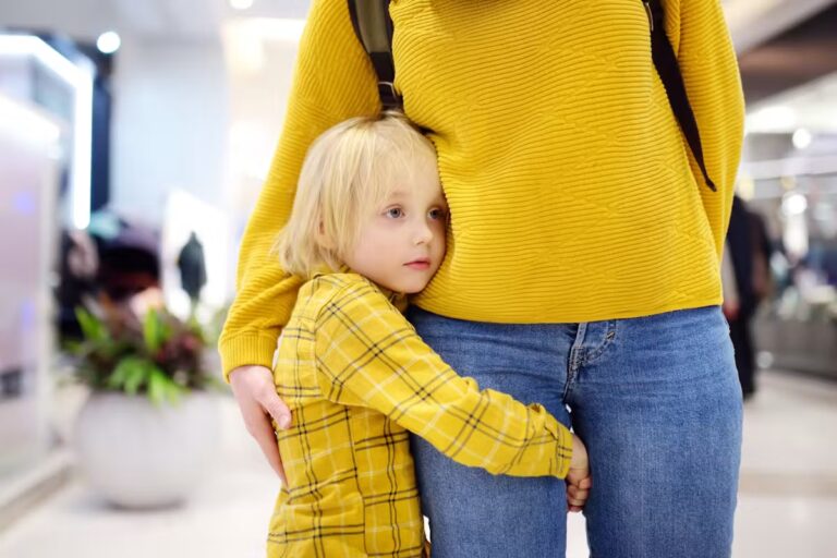 Les conseils à éviter pour soutenir un enfant timide dans son développement social.