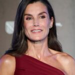 Letizia d&rsquo;Espagne porte une robe rouge glamour à plus de 1 800 euros lors d&rsquo;un événement officiel.