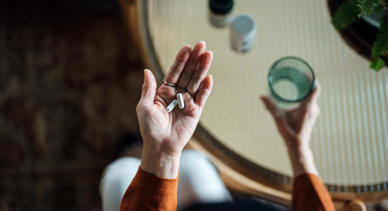 Liste noire 2026 : 89 médicaments courants à éviter pour les patients en France.
