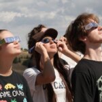 Utilisation des lunettes de protection pour l’éclipse : recommandations des autorités sanitaires.