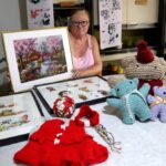 Marcelle Canovas, tricoteuse, soutient les pompiers avec ses créations artisanales.