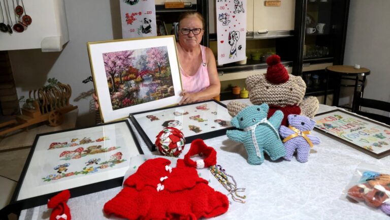 Marcelle Canovas, tricoteuse, soutient les pompiers avec ses créations artisanales.