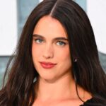 Margaret Qualley porte des sandales sans semelle sur le tapis rouge, suscitant l&rsquo;attention.