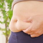 Ménopause : le ventre s&rsquo;arrondit chez certaines femmes, des solutions existent.