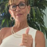 Une grand-mère française adopte la jupe fendue et le crop top, bousculant les normes vestimentaires.