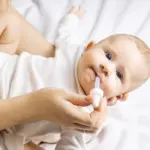 Une étude remet en question les craintes sur l’utilisation de l’acétaminophène et de l’ibuprofène chez les bébés.