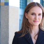 Natalie Portman souligne une différence majeure entre la France et les États-Unis sur les enceintes.