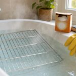 Une méthode efficace pour dégraisser les grilles de four sans frottement à la maison.