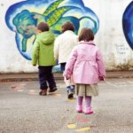 La réduction des espaces récréatifs pour enfants dans les villes européennes.