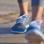 Les recommandations de marche pour les seniors : 10 000 pas par jour ne sont pas nécessaires.