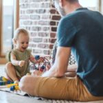 Deux familles portent plainte contre des baby-sitters pour violences sexuelles en France.