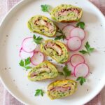 Recette d’omelette roulée aux courgettes, jambon et fromage pour un repas équilibré.