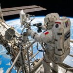 Une Française teste une combinaison spatiale masculine lors d’une mission de six heures dans le vide.