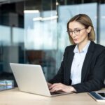 Posture voûtée devant un écran : des conséquences sur la santé au travail identifiées par des experts.