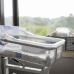 Fermeture des maternités : un rapport gouvernemental soulève des inquiétudes sur la mortalité infantile.
