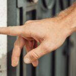 Le porte-à-porte des ONG suscite des réactions variées en Suisse romande.