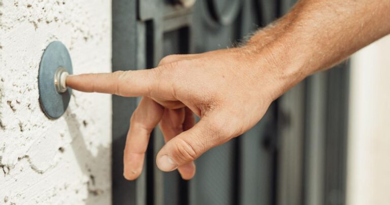 Le porte-à-porte des ONG suscite des réactions variées en Suisse romande.