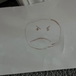 Un père mange le dernier chocolat de son fils, qui réagit par un dessin poignant.