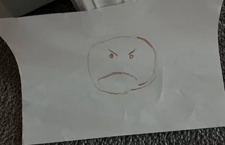 Un père mange le dernier chocolat de son fils, qui réagit par un dessin poignant.