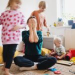 Les parents en vacances modifient leurs habitudes pour mieux en profiter.