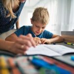 Pression parentale : des experts recommandent de réduire l&rsquo;anxiété pour le bien des enfants