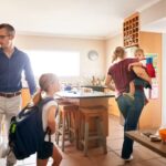 Des parents français gèrent la rentrée scolaire sans stress grâce à une habitude commune.