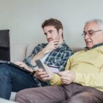 Aux États-Unis, des parents prennent contact avec des recruteurs pour leurs enfants.