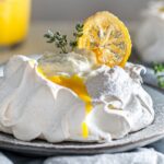 Recette de pavlova au citron et à la lavande pour une pâtisserie française traditionnelle