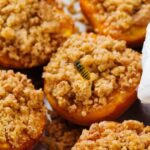 Recette de pêches rôties au crumble croustillant pour un dessert savoureux et simple.