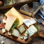 La croûte du fromage : une étude révèle ses bienfaits nutritionnels et ses risques potentiels.