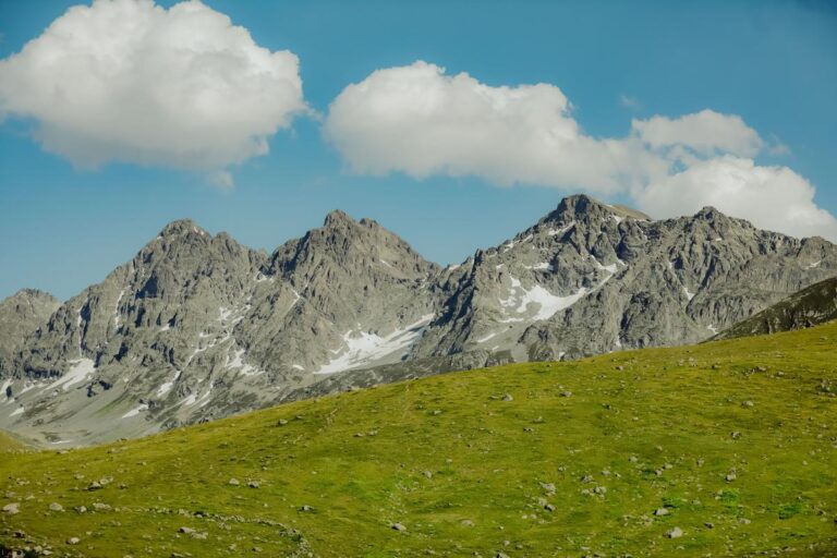 Deux hommes foudroyés lors d’une randonnée dans les Pyrénées, état critique pour l’un d’eux.