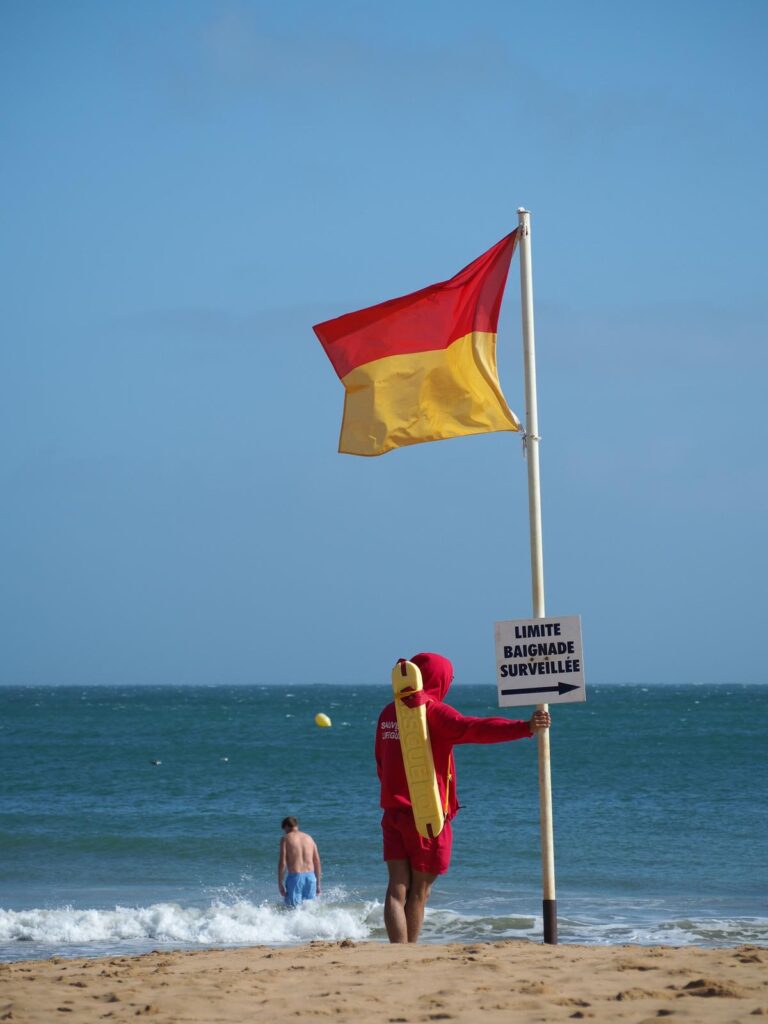 Baignade hors zones autorisées : sanctions renforcées pour les contrevenants en France.