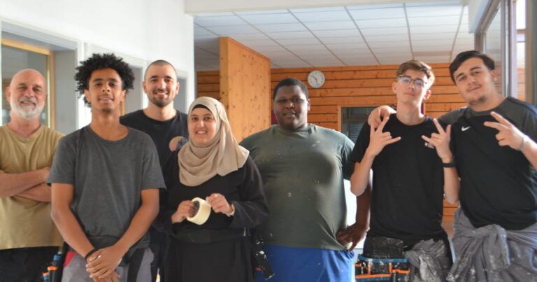 Des jeunes de Fouchy réalisent des travaux périscolaires pour améliorer les installations.