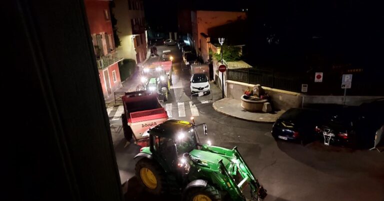 Braconnage de loups à Cervières : agriculteurs manifestent devant la gendarmerie d’Embrun