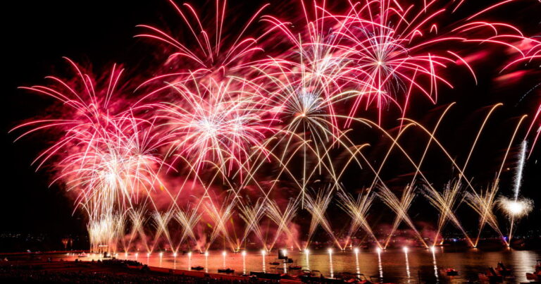 Fête du lac d’Annecy : la musique et les lumières réunissent des milliers de spectateurs.