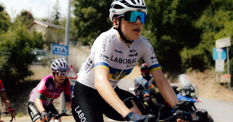 Yuliia Biryukova, cycliste ukrainienne, envoie des messages à son frère au front.