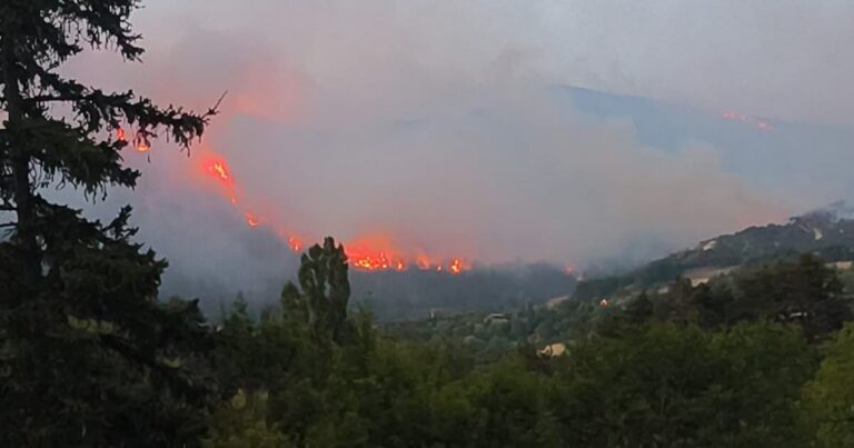 Incendies dans le Var et la Drôme : alerte pollution levée, feu toujours actif dans la Drôme.