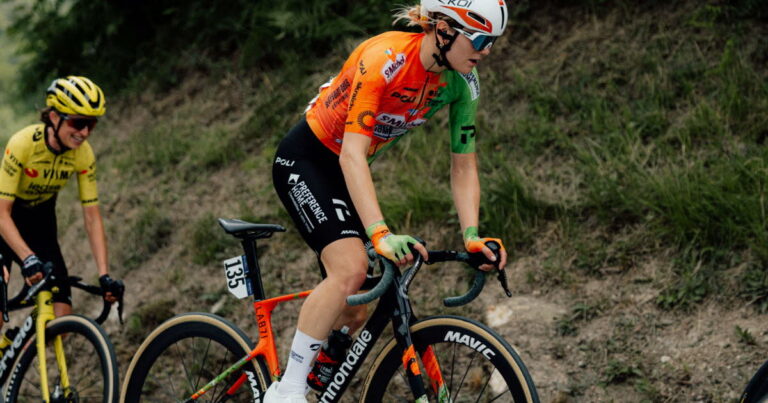 Emilie Morier se distingue au général du Tour de France femmes avec des ambitions pour les étapes.